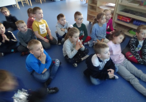 10 dzieci słuchają legendy o sw. Barbarze